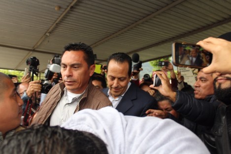 Cerca de las 3 de la tarde abandonó el penal de Pacho Viejo en Coatepec, Arturo Bermúdez Zurita, el ex secretario de Seguridad Pública en el gobierno de Javier Duarte, quien fue recibido en el exterior por una multitud de reporteros y familiares 