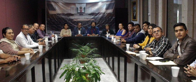 Reunión de trabajo de diputados con personal docente de Tecnológicos descentralizados de la zona sur del estado. Los acuerdos firmados de esta reunión se hacen llegar al gobernador .