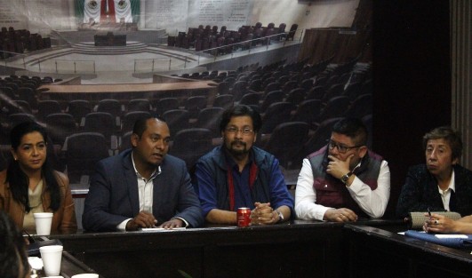 Reunión de trabajo de diputados con personal docente de Tecnológicos descentralizados de la zona sur del estado. Los acuerdos firmados de esta reunión se hacen llegar al gobernador .