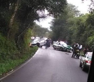 Un fuerte accidente se suscitó la mañana de este día en la carretera  rumbo a la colonia 6 de Enero, por fortuna solo hubo daños materiales.