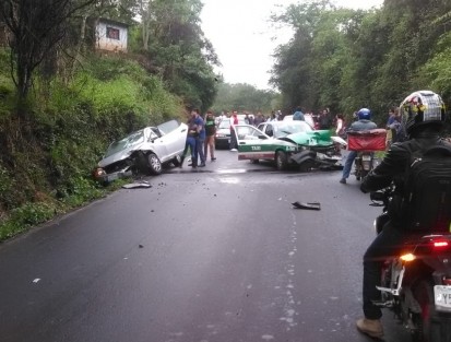 Autoridades y fuerzas de ayuda atendieron al conductor del Ibiza, quien presentó crisis nerviosa; cabe señalar que los grupos de auxilio llegaron media hora después del accidente. 
