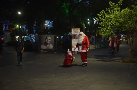 Al igual que en el penal de Pacho Viejo, en el centro de Xalapa ya se siente el espíritu navideño; una niña y su padre ofrecen tomarse el selfie. 