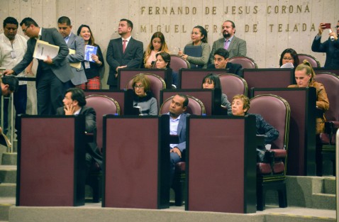 Haciendo válida la dispensa de Ley solicitada por el Gobernador Cuitláhuac García, basada en la fracción XXXVI del artículo 33 de la Constitución del Estado de Veracruz, para que funcionarios de otros estados puedan ocupar cargos, diputados aprobaron los nombramientos del Secretario de Seguridad Pública y Contralora del Estado. Así Hugo Gutiérrez Maldonado asume la titularidad de la SSP y Leslie Mónica Garibo Puga la de la Contraloría del Estado.