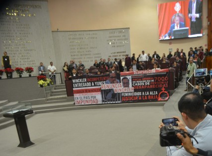 La bancada de MORENA desplegó una manta durante la sesión del Congreso, descalificando la actuación del Fiscal Jorge Winckler. 