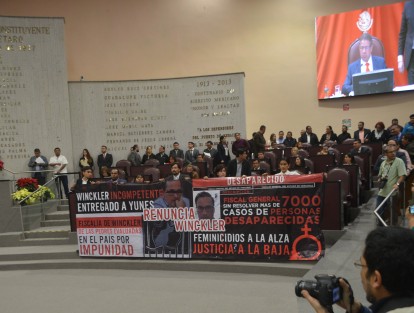 La bancada de MORENA desplegó una manta durante la sesión del Congreso, descalificando la actuación del Fiscal Jorge Winckler. 