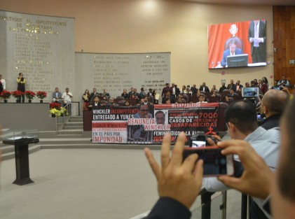 La bancada de MORENA desplegó una manta durante la sesión del Congreso, descalificando la actuación del Fiscal Jorge Winckler.   