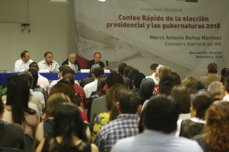 Marco Antonio Baños Martínez, consejero del INE, ofreció la conferencia magistral Conteo Rápido de la Elección Presidencial y Gubernaturas 2018. El evento tuvo lugar en el auditorio de la USBI y asistieron funcionarios del INE y del OPLE.