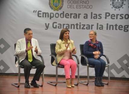 Verónica Aguilera, directora del DIF estatal, participó en el Foro <em>Empoderar a las personas con discapacidad y garantizar la integración e igualdad</em>, en las oficinas del CRISVER . 