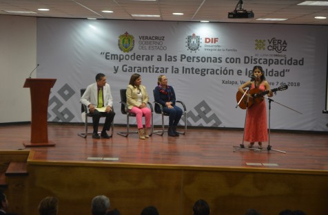 Verónica Aguilera, directora del DIF estatal, dijo que en este Gobierno se dejará de ser asistencialistas para con las personas con discapacidad, y se les ayudará a tener un desarrollo económico. 