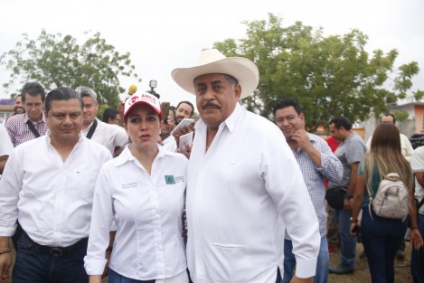 Ingram Vallines estuvo acompañada por Juan Carlos Molina, diputado local, en un evento en el municipio de Veracruz con tintes rojos.