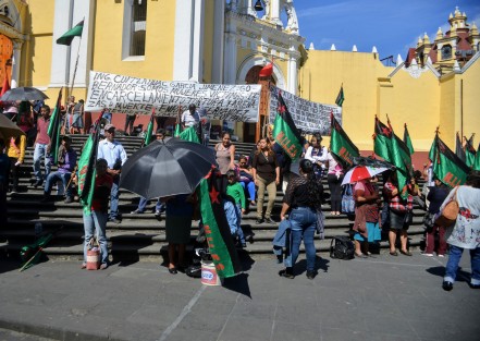 Integrantes del Frente Popular Revolucionario, Movimiento Independiente de Lucha de Emergencia Social de mujeres (MILES) se manifestaron en las escalinatas de la catedral de Xalapa; acusan a el alcalde de Coatepec de seguir cometiendo arbitrariedades en su contra. Piden audiencia con el gobernador.