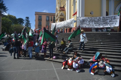 Integrantes del Frente Popular Revolucionario, Movimiento Independiente de Lucha de Emergencia Social de mujeres (MILES) se manifestaron en las escalinatas de la catedral de Xalapa; acusan a el alcalde de Coatepec de seguir cometiendo arbitrariedades en su contra. Piden audiencia con el gobernador.