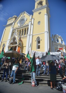 Integrantes del Frente Popular Revolucionario, Movimiento Independiente de Lucha de Emergencia Social de mujeres (MILES) se manifestaron en las escalinatas de la catedral de Xalapa; acusan a el alcalde de Coatepec de seguir cometiendo arbitrariedades en su contra. Piden audiencia con el gobernador. 