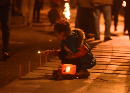 Una vez más se revivió en Xalapa la tradición del del niño perdido; decenas de personas se dieron cita en  parque Juárez y en Los Lagos de Xalapa colocando una vela encendida iluminando el camino para que El Niño Jesús pueda llegar a su destino. En esta ocasión se celebró 25 años  de esta tradición.  