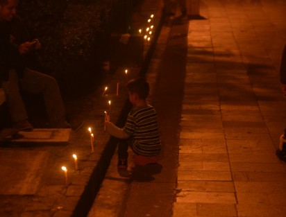 Una vez más se revivió en Xalapa la tradición del del niño perdido; decenas de personas se dieron cita en parque Juárez y en Los Lagos de Xalapa colocando una vela encendida iluminando el camino para que El Niño Jesús pueda llegar a su destino. En esta ocasión se celebró 25 años de esta tradición. 