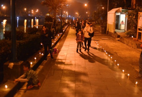 Una vez más se revivió en Xalapa la tradición del del niño perdido; decenas de personas se dieron cita en parque Juárez y en Los Lagos de Xalapa colocando una vela encendida iluminando el camino para que El Niño Jesús pueda llegar a su destino. En esta ocasión se celebró 25 años de esta tradición. 