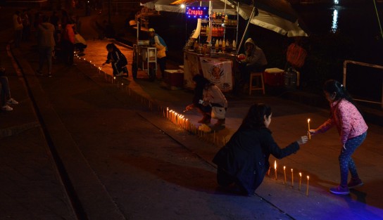 Una vez más se revivió en Xalapa la tradición del del niño perdido; decenas de personas se dieron cita en parque Juárez y en Los Lagos de Xalapa colocando una vela encendida iluminando el camino para que El Niño Jesús pueda llegar a su destino. En esta ocasión se celebró 25 años de esta tradición. 