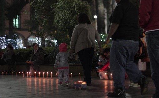 Como parte de la tradición de iluminar el camino para que el Niño Jesús, según la versión católica, o el hijo de  un guerrero, según la leyenda totonaca, niños pasean con carritos elaborados por sus familiares de cartón o madera, llevando en ellos velas encendidas. 