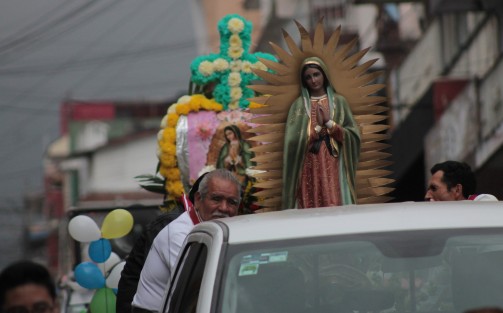 Conforme se acerca el 12 de Diciembre, se va incrementando el número de peregrinaciones rumbo a la Basílica Menor en el barrio de El Dique de Xalapa.  