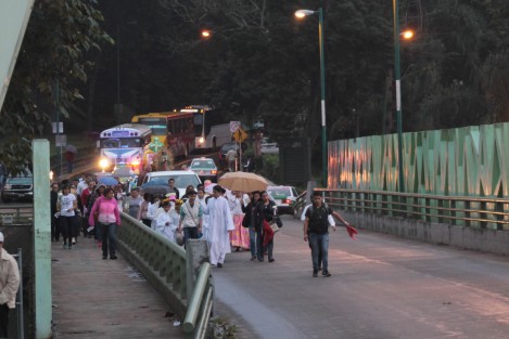 Conforme se acerca el 12 de Diciembre, se va incrementando el número de peregrinaciones rumbo a la Basílica Menor en el barrio de El Dique de Xalapa.  