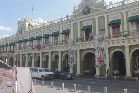 La mañana de este sábado, trabajadores se encargaron de continuar colocando decoración navideña en Plaza Lerdo y Palacio de Gobierno.  
