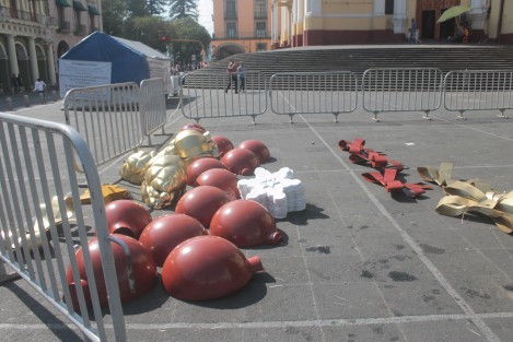 La mañana de este sábado, trabajadores se encargaron de continuar colocando decoración navideña en Plaza Lerdo y Palacio de Gobierno.  