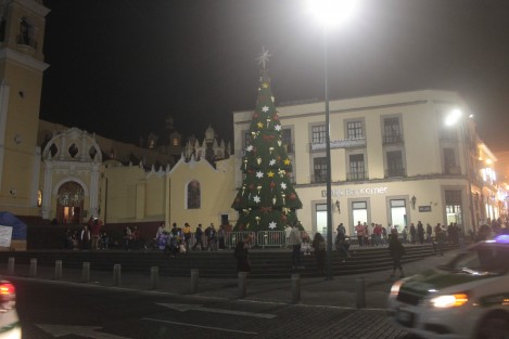 Por la noche fue encendida la iluminación en Palacio de Gobierno, no así el árbol de la Plaza Lerdo y aún se colocaba decoración en el interior del Palacio.  Será el lunes cuando se haga el encendido del Árbol Navideño.  