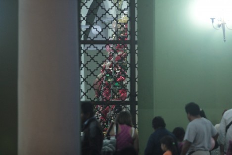 Por la noche fue encendida la iluminación en Palacio de Gobierno, no así el árbol de la Plaza Lerdo y aún se colocaba decoración en el interior del Palacio.  Será el lunes cuando se haga el encendido del Árbol Navideño.  