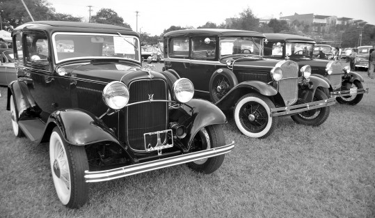 Aficionados y conocedores de autos se dieron cita para observar algunos autos clásicos y modernos, así como tomarse fotos. 