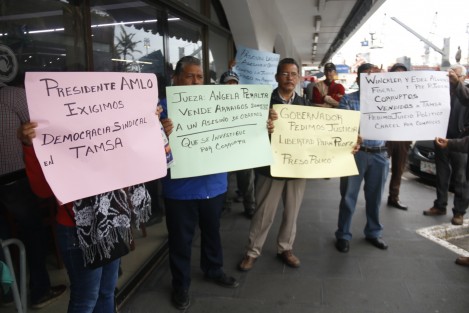 Extrabajadores de TAMSA se manifestaron en contra de las autoridades judiciales que le otorgaron el beneficio de la prisión preventiva domiciliaria a Pascual Lagunes Ochoa. Los inconformes exigen la misma medida cautelar para Bartolo Guevara y José Carlo Guevara Moreno.