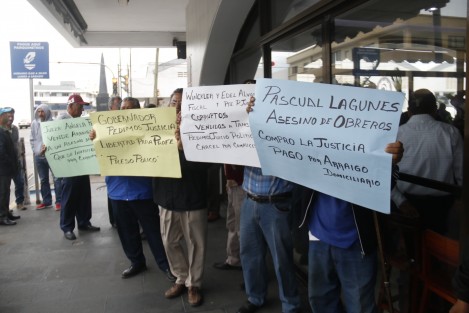 Extrabajadores de TAMSA se manifestaron en contra de las autoridades judiciales que le otorgaron el beneficio de la prisión preventiva domiciliaria a Pascual Lagunes Ochoa. Los inconformes exigen la misma medida cautelar para Bartolo Guevara y José Carlo Guevara Moreno.