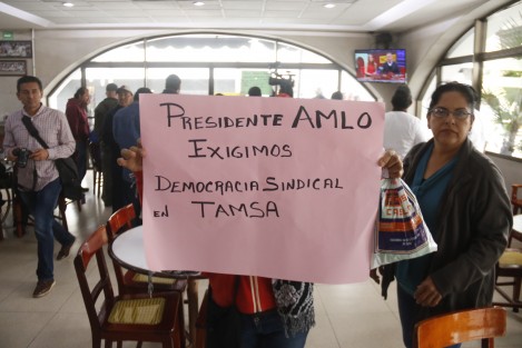 Extrabajadores de TAMSA se manifestaron en contra de las autoridades judiciales que le otorgaron el beneficio de la prisión preventiva domiciliaria a Pascual Lagunes Ochoa. Los inconformes exigen la misma medida cautelar para Bartolo Guevara y José Carlo Guevara Moreno.