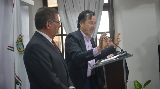 El gobernador Cuitláhuac García dijo que debido a que las investigaciones están en  trámite, se veía impedido a dar mas declaraciones en torno al ataque a migrantes guatemaltecos. Así mismo negó que haya habido un desacuerdo con el fiscal Winckler, tal y como lo percibieron algunos comunicadores, temprano en pasillos del Palacio.