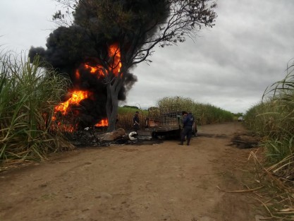 Una camioneta que transportaba combustible y dos motocicletas quedaron envueltas en llamas al incendiarse, por causas no confirmadas, cerca de una toma clandestina, entre Rancho Victoria y Río Moreno, municipio de Omealca, Ver.. 