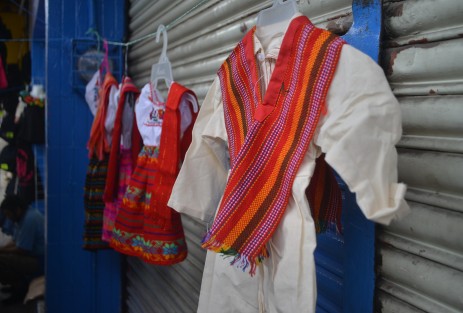 Con precios desde 170 pesos, los más baratos, y hasta 200, se pueden conseguir los tradicionales trajes de indito, los cuales son ocupados por las familias para continuar la tradición de llevar a los niños a recibir la bendición a la Basílica Menor de El Dique, o cualquier otra iglesia, el día 12 de diciembre.