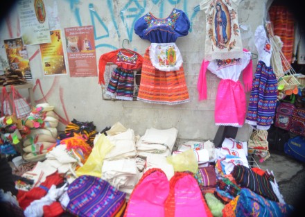 Con precios desde 170 pesos, los más baratos, y hasta 200, se pueden conseguir los tradicionales trajes de indito, los cuales son ocupados por las familias para continuar la tradición de llevar a los niños a recibir la bendición a la Basílica Menor de El Dique, o cualquier otra iglesia, el día 12 de diciembre.