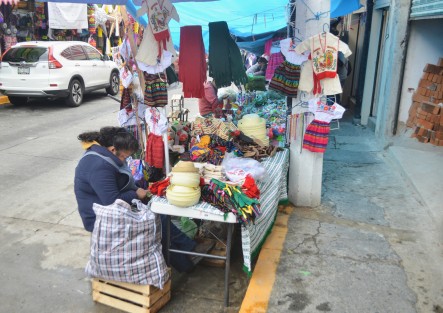 Los comerciantes comentan que esperan que por la tarde mejore la venta,  ya que dicen ya no son tantas las familias que conservan esta tradición.