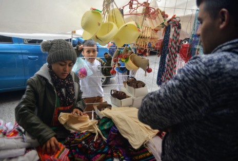 Los comerciantes comentan que esperan que por la tarde mejore la venta,  ya que dicen ya no son tantas las familias que conservan esta tradición.