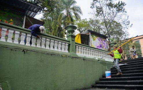 A unos días de que se realice el primer informe de actividades del alcalde de Xalapa, jardineras, quicios y balaustres del parque Juárez la son pintadas  para que se vea que sí floreció Xalapa.
