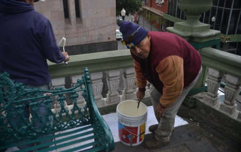 A unos días de que se realice el primer informe de actividades del alcalde de Xalapa, jardineras, quicios y balaustres del parque Juárez la son pintadas  para que se vea que sí floreció Xalapa.
