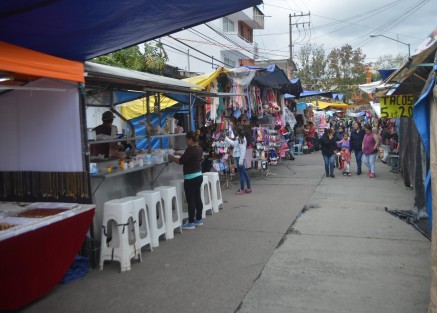 Entre puestos de comida ropa, trastes y más, las calles del lugar se convierten en un mercado lleno de sabores y colores, que los peregrinos recorren después de visitar a la Lupita.