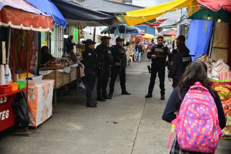 Elementos de tránsito, SSP e inspectores se pueden ver por lugar para auxiliar a los visitantes.  