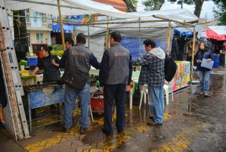 Elementos de tránsito, SSP e inspectores se pueden ver por lugar para auxiliar a los visitantes.  