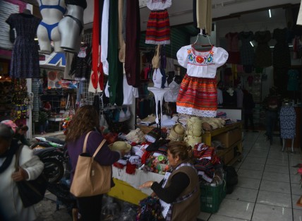 Con precios desde 170 pesos, los más baratos, y hasta 200, se pueden conseguir los tradicionales trajes de indito, los cuales son ocupados por las familias para continuar la tradición de llevar a los niños a recibir la bendición a la Basílica Menor de El Dique, o cualquier otra iglesia, el día 12 de diciembre. 