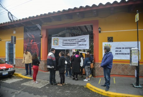 En la Unidad de Artes de la Universidad Veracruzana fueron colocadas mantas de apoyo para el pago de adeudos a compañeros de universidades públicas. 