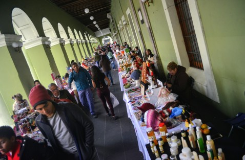 Continúa la vendimia de productos veracruzanos en los bajos de Palacio de Gobierno.