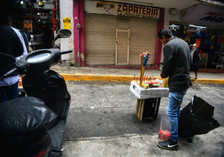 Por si lo requieren, ya hay venta de pirotecnia  en los alrededores de la Plazuela del Carbón mejor conocida cómo El Árbol.