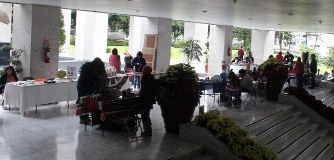 Los pasillos del Palacio Legislativo nuevamente sirven para expo-venta de productos artesanales veracruzanos. Esta vez el Grupo Mundo Creativo Artesanal ofrece sus productos. 