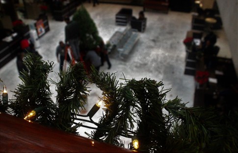 La comercialización de la Navidad ha creado la percepción de que el colocar adornos de la temporada en estas fechas sea tardío, cuando es hasta dentro de una semana cuando las festividades inician con la primer posada.  En el Congreso ya se ponen sus moños y foquitos. 