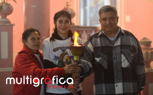 Fuego Guadalupano rumbo a la localidad de Piedra Parada, Mpio. de Cosautlán, a su paso por Teocelo fue recibido por el alcalde Mario A Chama Díaz.  